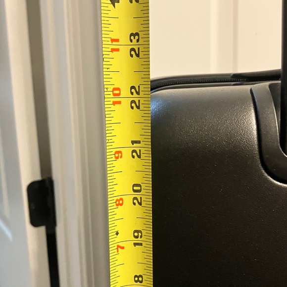 Quince expandable 22” small carry on Black Rolling Suitcase - Picture 3 of 11